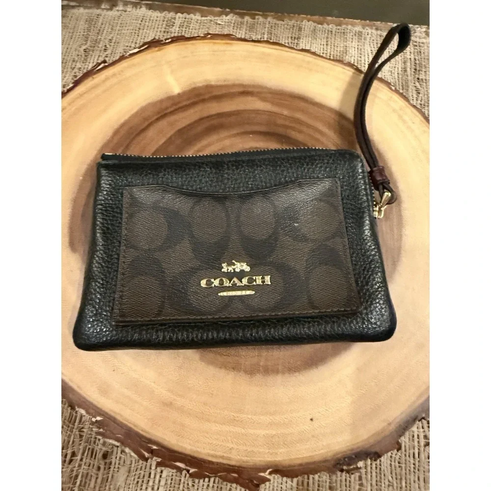 Coach corner zip